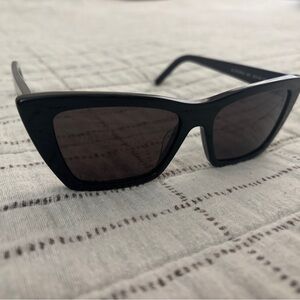 Chic Black Cat-Eye Sunglasses with Matte Finish
